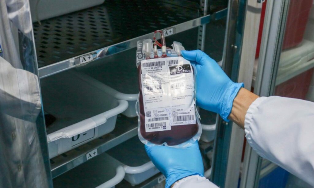 Reservas de sangue sofrem queda alarmante durante período natalino
