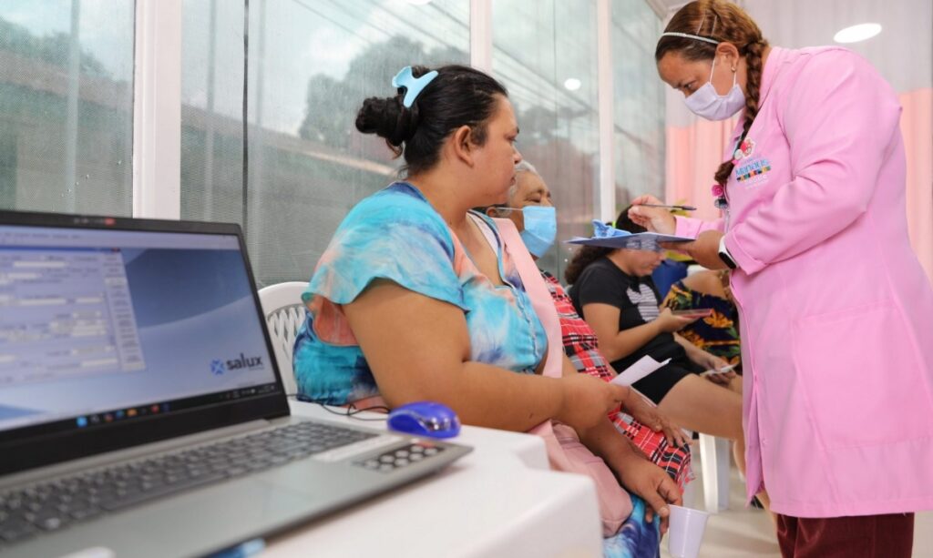 Unidade Móvel de Saúde da Mulher chega a novos horizontes na zona rural, ampliando atendimento.