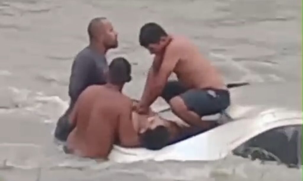 Motorista é salvo de carro submerso em igarapé durante intensa tempestade em Manaus