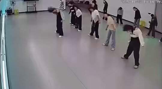 Professor de dança tem mal-estar durante aula e alunas imitam, achando ser parte da coreografia viral