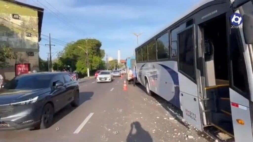 Motorista dorme ao volante e ônibus colide com poste na região oeste de Manaus