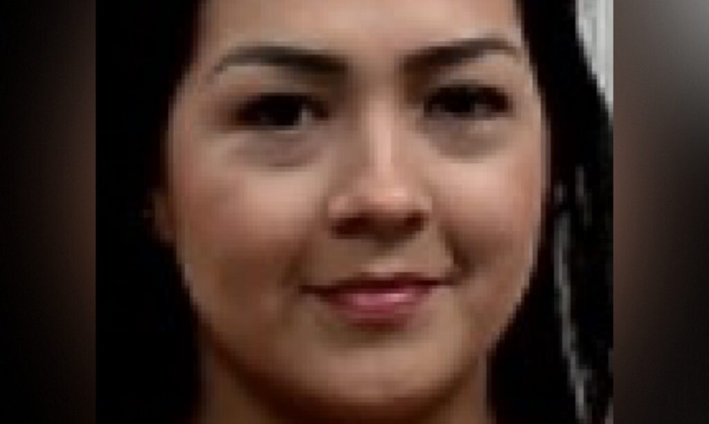 Imagem de mulher procurada por tentativa de homicídio no bairro Flores é divulgada pela polícia.