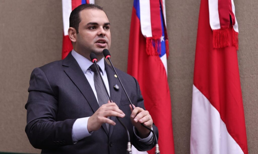 Roberto Cidade, presidente, sugere plano de medidas para ajudar alunos e professores em regiões rurais afetadas por catástrofes naturais.