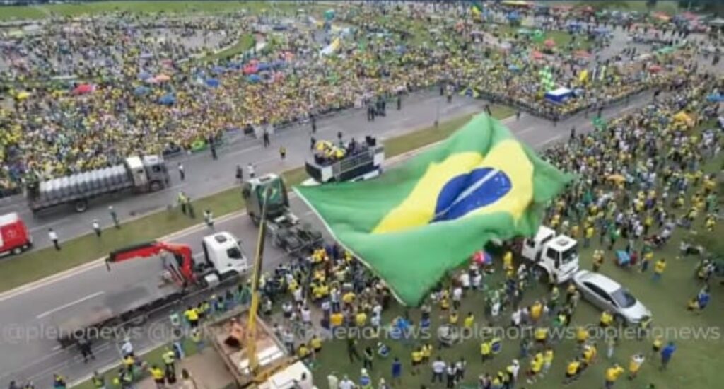 Manifestantes em Brasília se mantêm firmes apesar da chuva após caminhada liderada por Nikolas Ferreira.