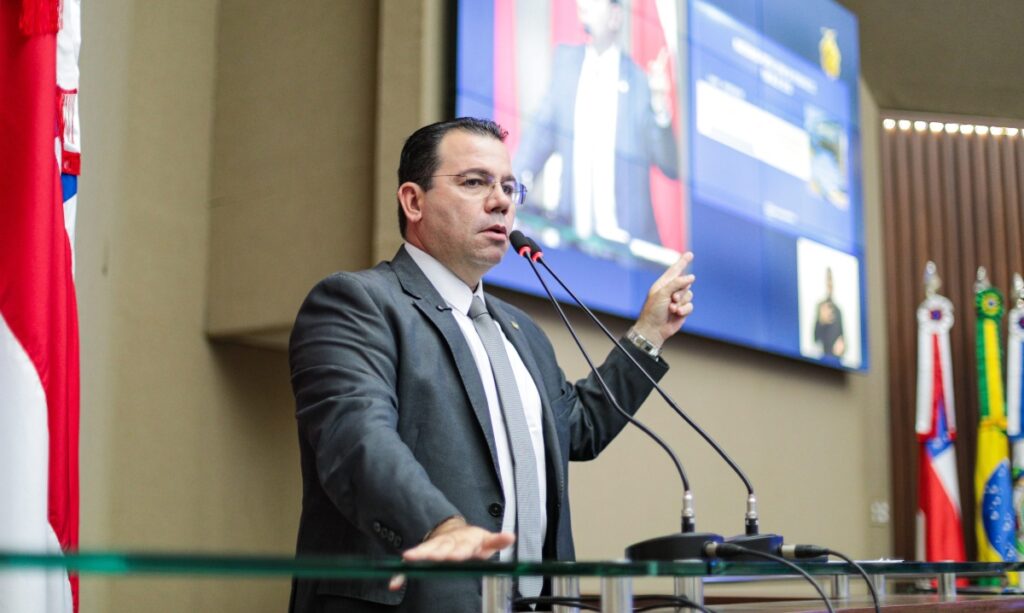 Wilker Barreto expõe precariedade no ambiente de atendimento do Instituto de Saúde Infantil do Amazonas