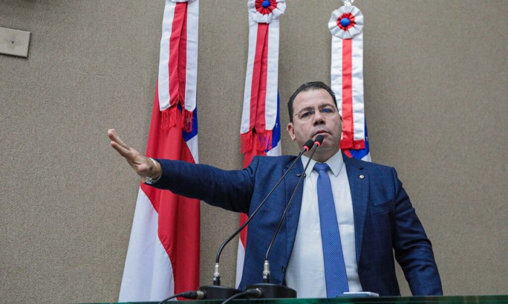 Críticas de Wilker Barreto destacam contradições do prefeito de Manaus no contexto político do Amazonas