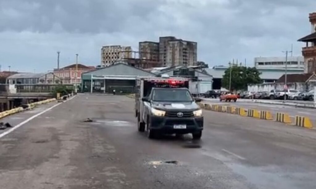 Assassinato brutal em barco no porto de Manaus: homem é encontrado morto a facadas