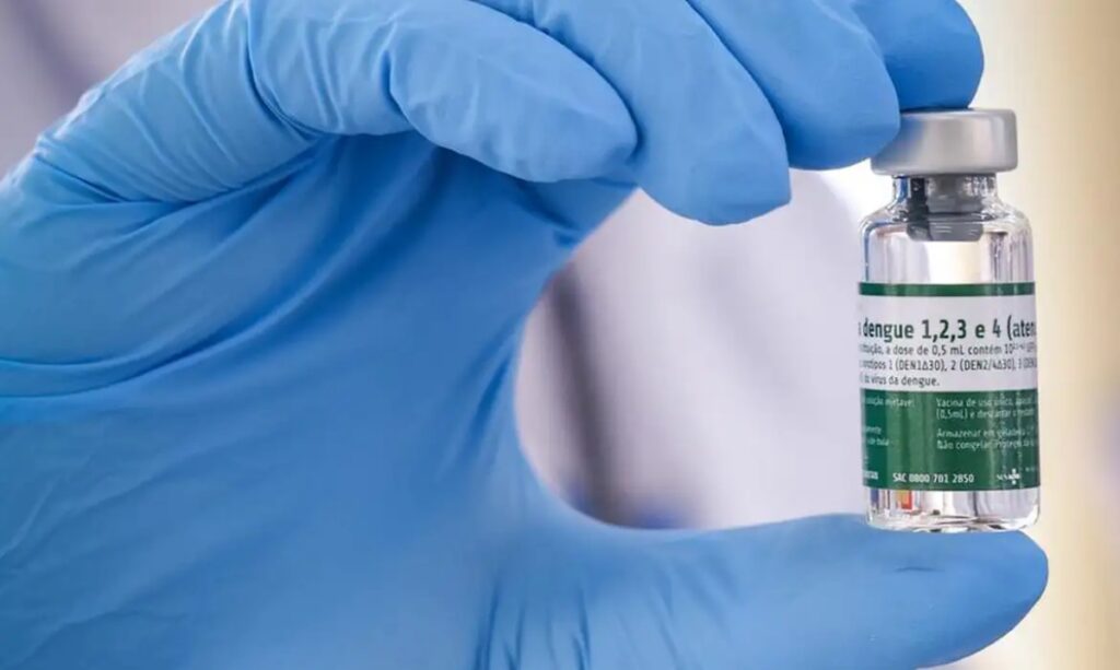Inicia-se imunização de 1,2 milhão de trabalhadores da saúde contra a dengue