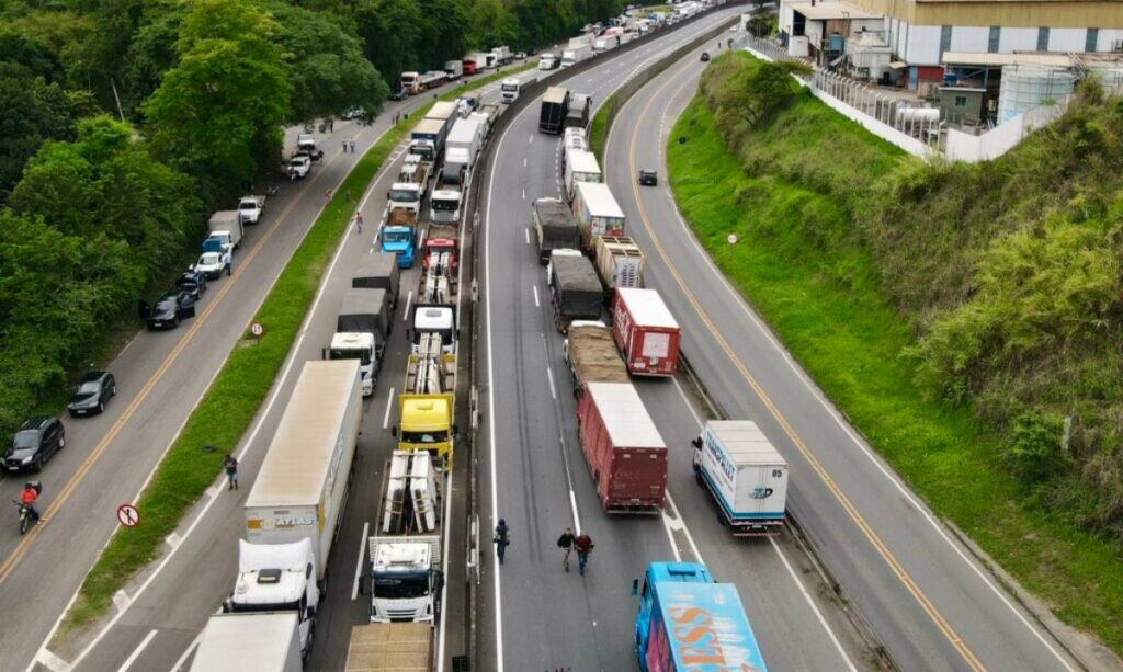 Greve dos caminhoneiros ameaça o país em meio à insatisfação com aumento do diesel e exige posicionamento imediato das autoridades.