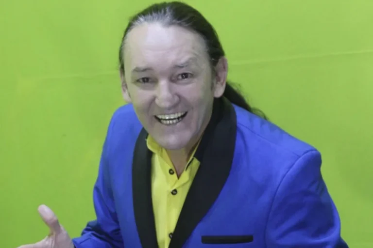 Marquito, comediante do Programa do Ratinho, fica em estado grave após acidente de moto e é submetido a coma induzido