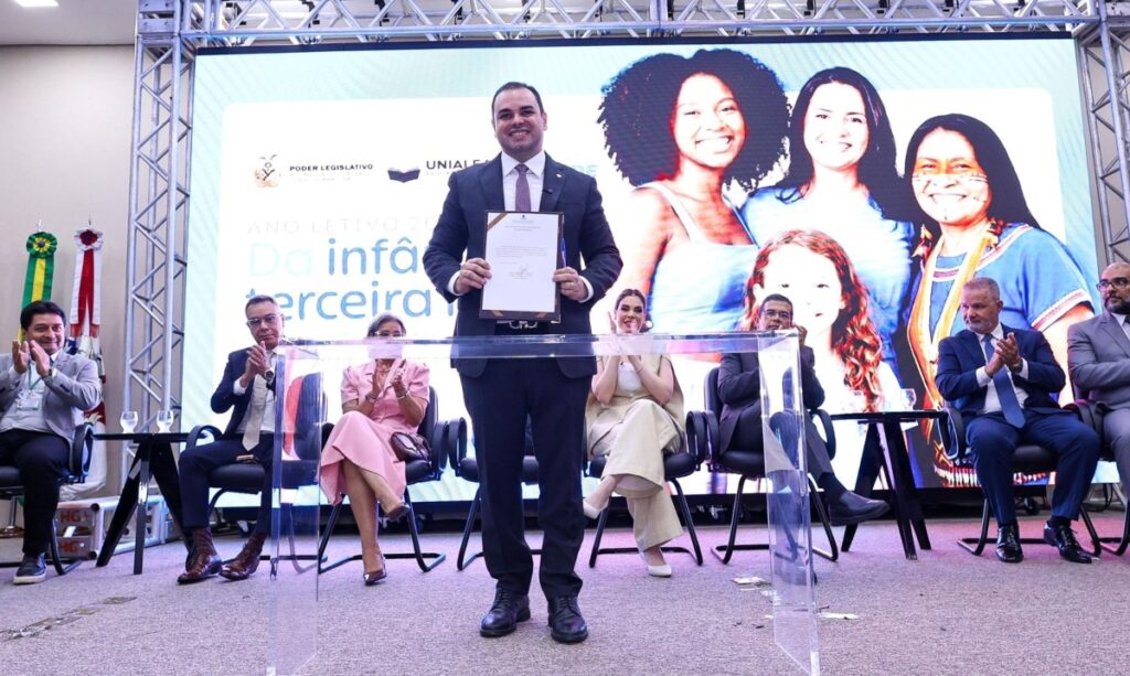 Presidente Roberto Cidade propõe regulamentar Escola do Legislativo no Conselho de Educação visando cursos de pós-graduação