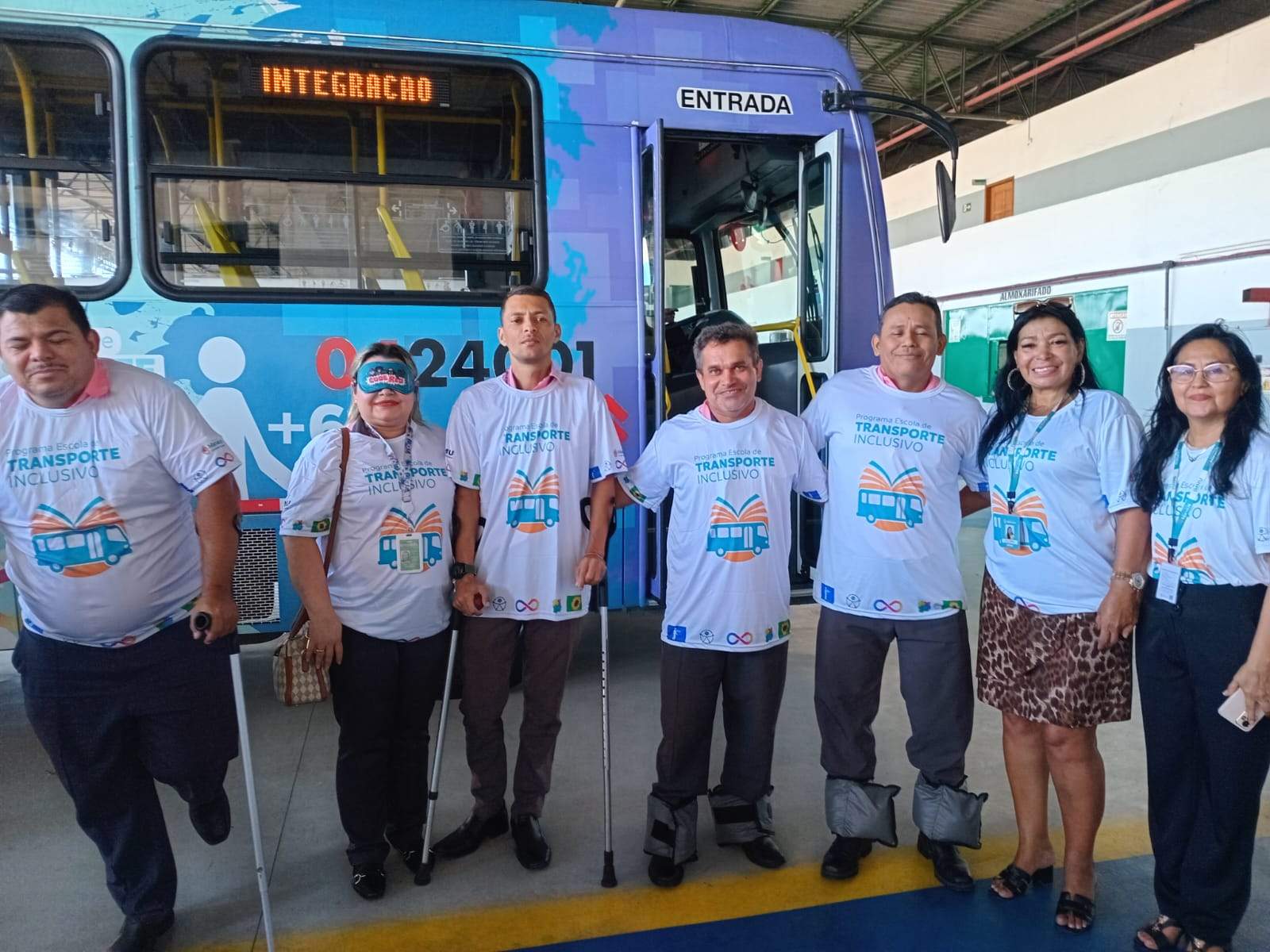 Motoristas em treinamento enfrentam dificuldades e aprendem na prática sobre a inclusão de pessoas com deficiência, durante curso oferecido pela Prefeitura de Manaus.