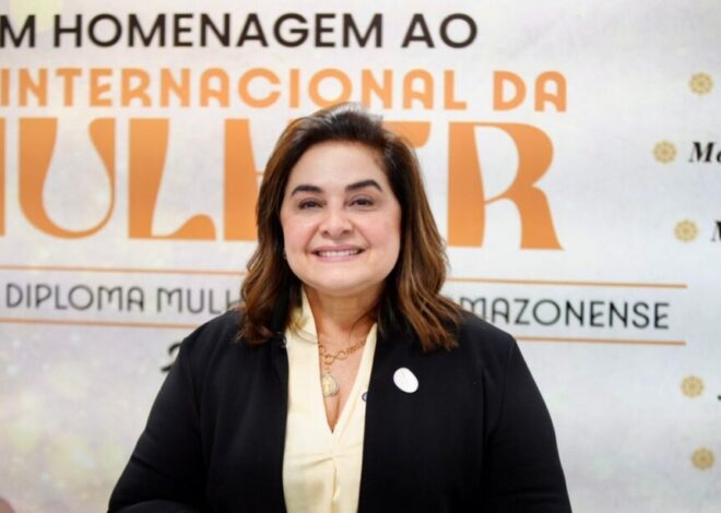 Maria do Carmo, a única representante feminina na corrida pelo Governo, é homenageada com o Diploma Mulher Cidadã Amazonense.