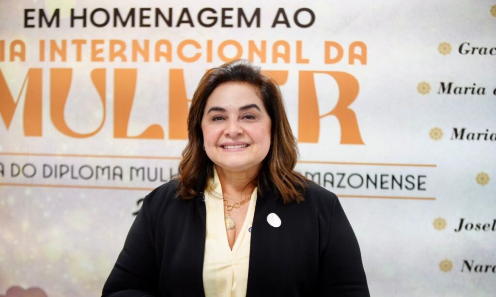Maria do Carmo, a única representante feminina na corrida pelo Governo, é homenageada com o Diploma Mulher Cidadã Amazonense.