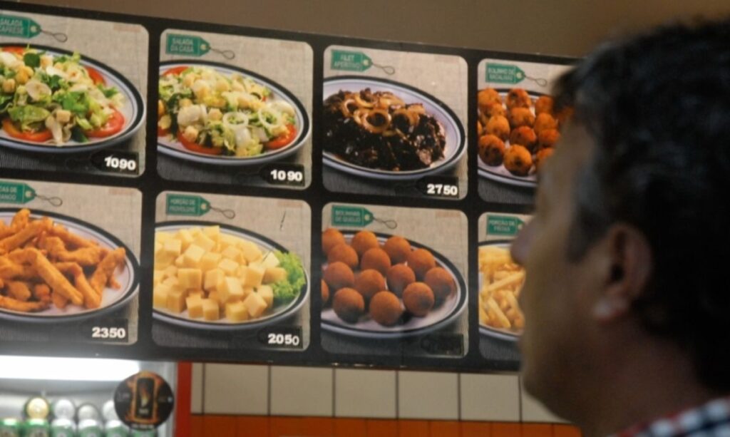 Funcionários alertam para os perigos dos alimentos ultraprocessados à saúde