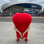 Mulheres dominam Instagram e TikTok com nova tendência de pose em forma de coração