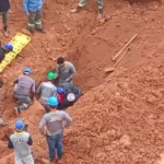 Imagens impactantes revelam o resgate trágico de operário soterrado em obra em Manaus